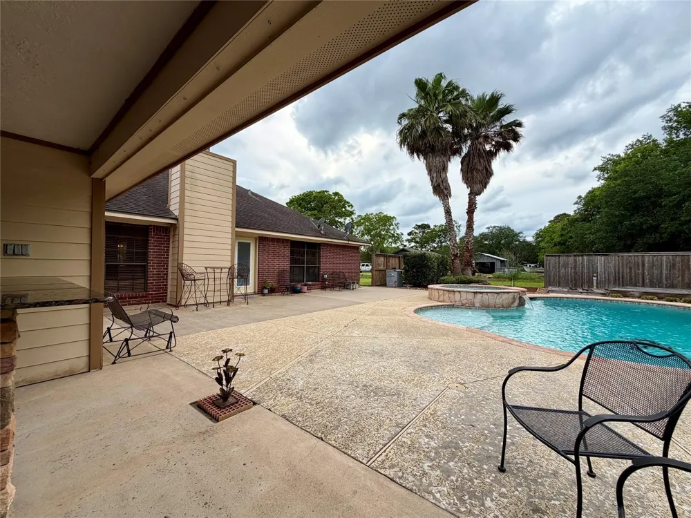 1503 Avenue H Danbury, TX 77534