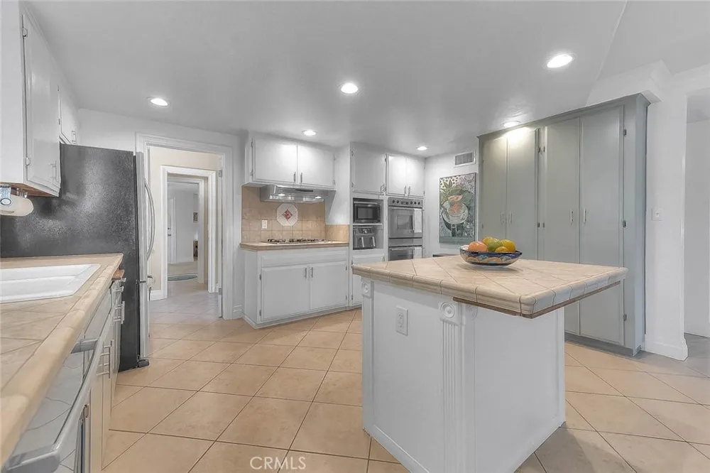 1517 E 19th Santa Ana, CA 92705
