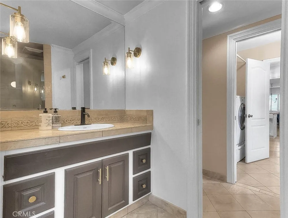 1517 E 19th Santa Ana, CA 92705