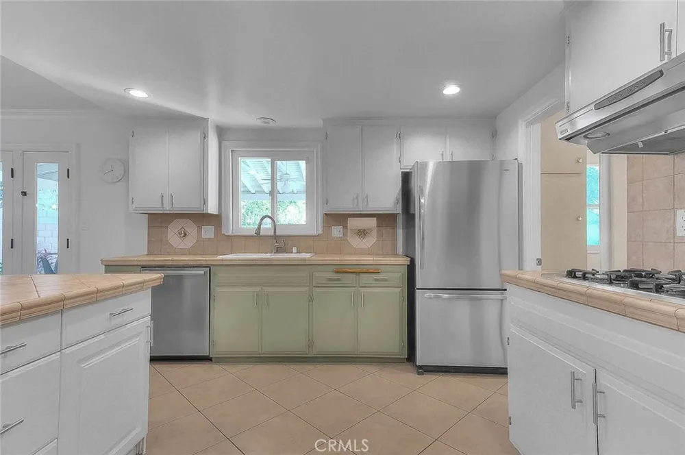 1517 E 19th Santa Ana, CA 92705