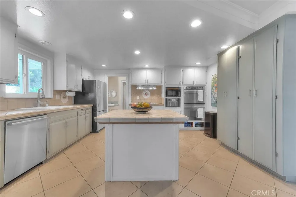 1517 E 19th Santa Ana, CA 92705