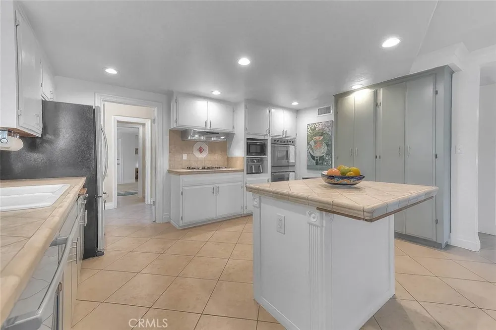 1517 E 19th Santa Ana, CA 92705