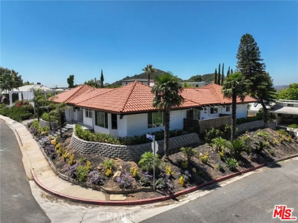 2199 Summitridge Drive Beverly Hills, CA 90210