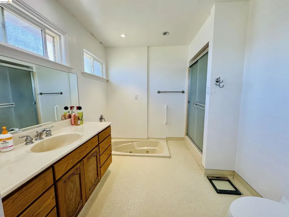 64 Washington St Novato, CA 94947