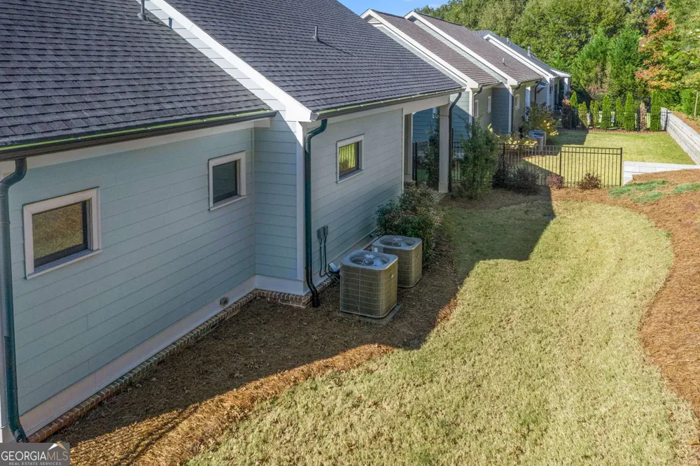 2030 Greenleffe DR Statham, GA 30666