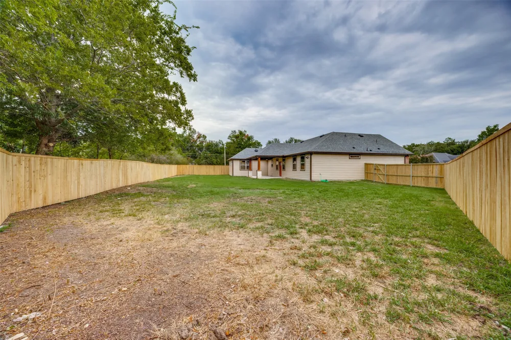 1704 Kings Lane Commerce, TX 75428