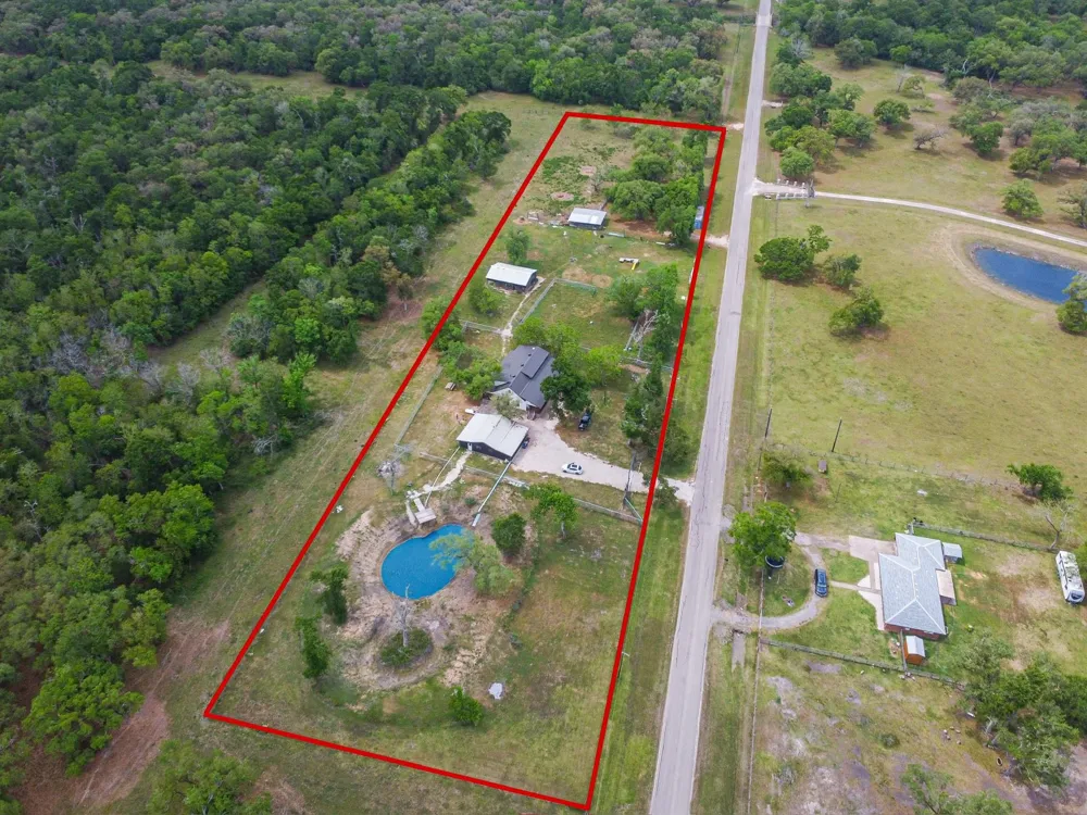 803 County Road 772 Damon, TX 77430