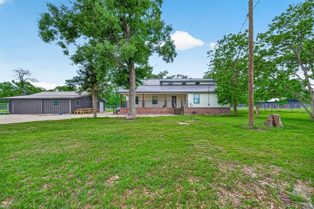 803 County Road 772 Damon, TX 77430