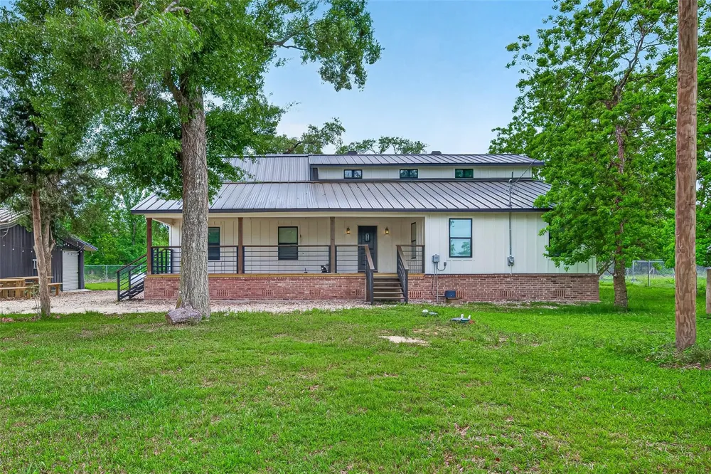803 County Road 772 Damon, TX 77430