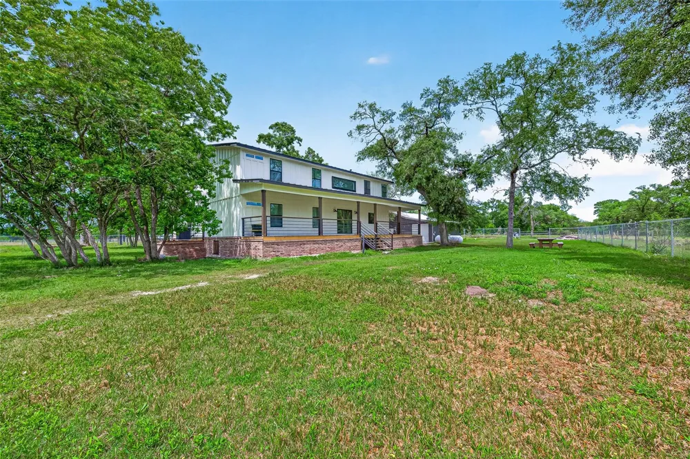 803 County Road 772 Damon, TX 77430