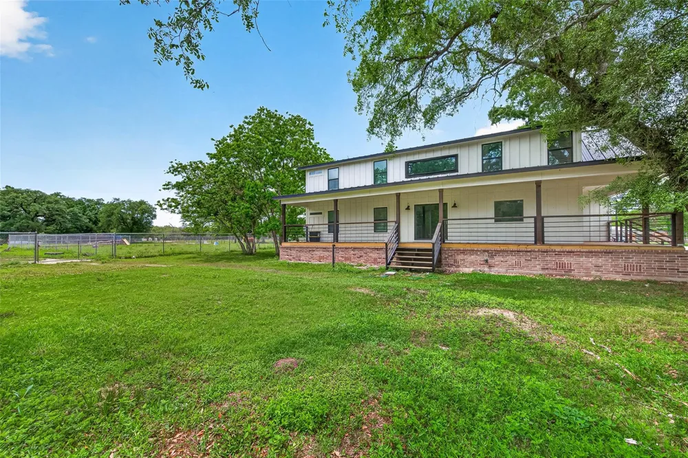 803 County Road 772 Damon, TX 77430
