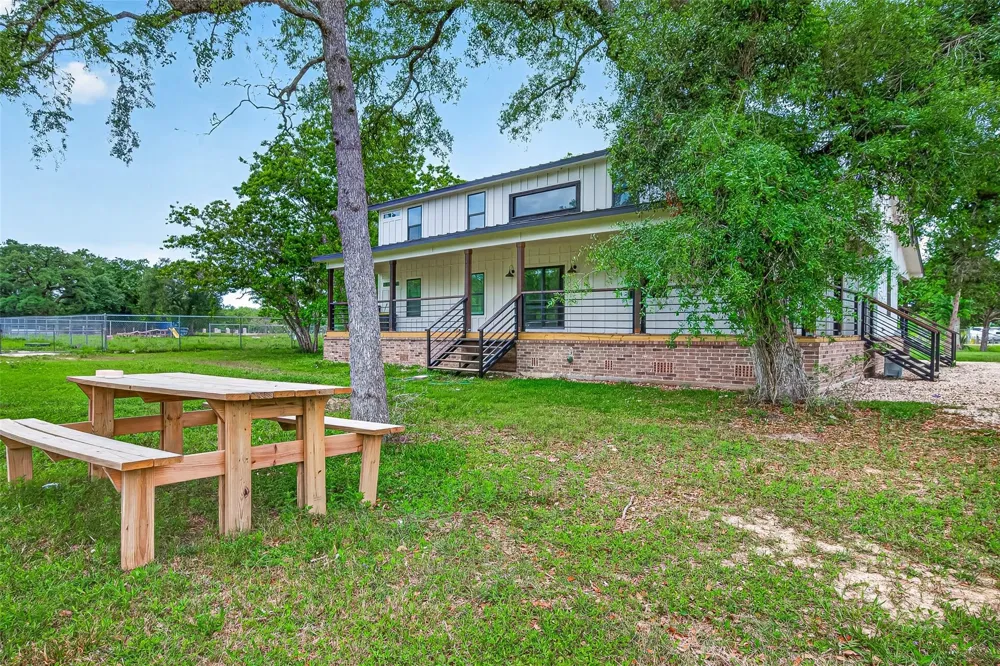 803 County Road 772 Damon, TX 77430