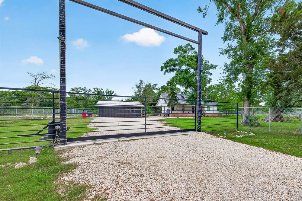 803 County Road 772 Damon, TX 77430