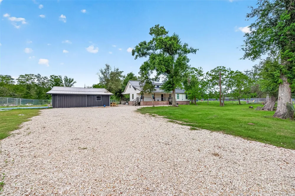 803 County Road 772 Damon, TX 77430