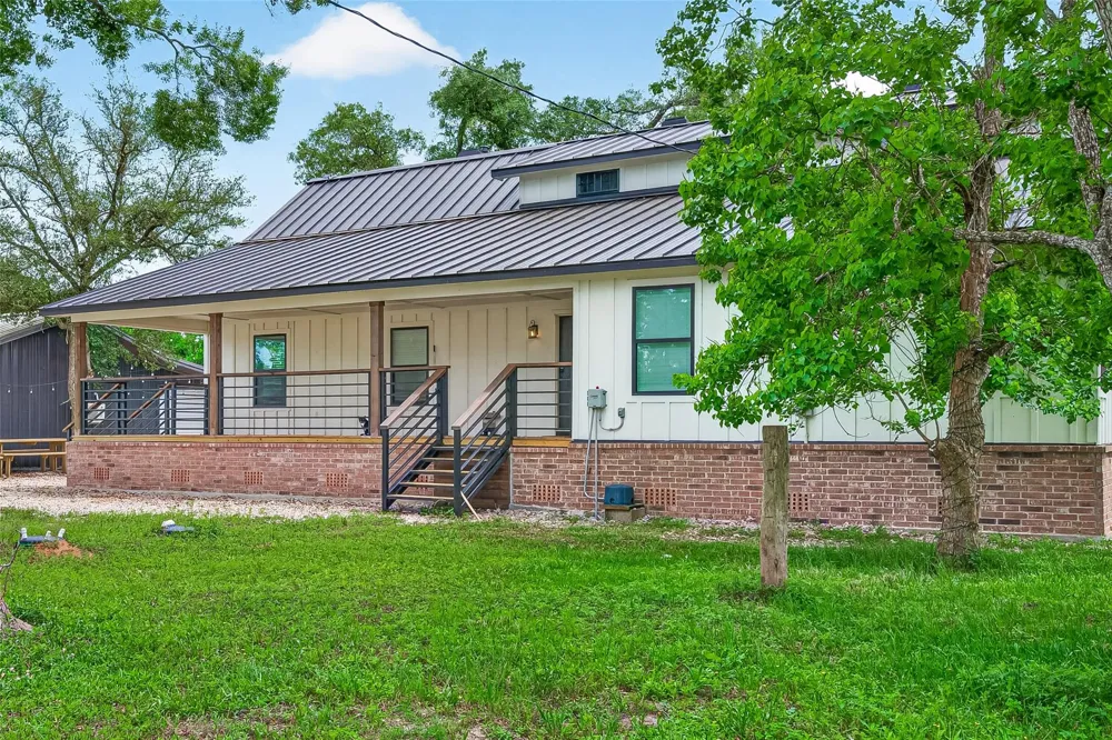 803 County Road 772 Damon, TX 77430