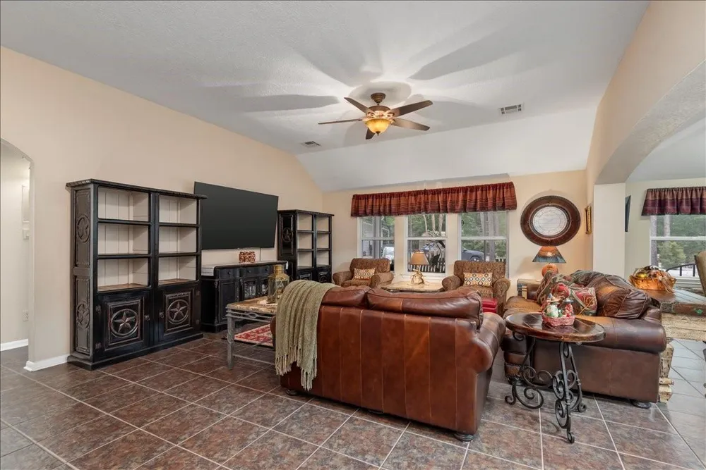 9536 County Road 208 Navasota, TX 77868