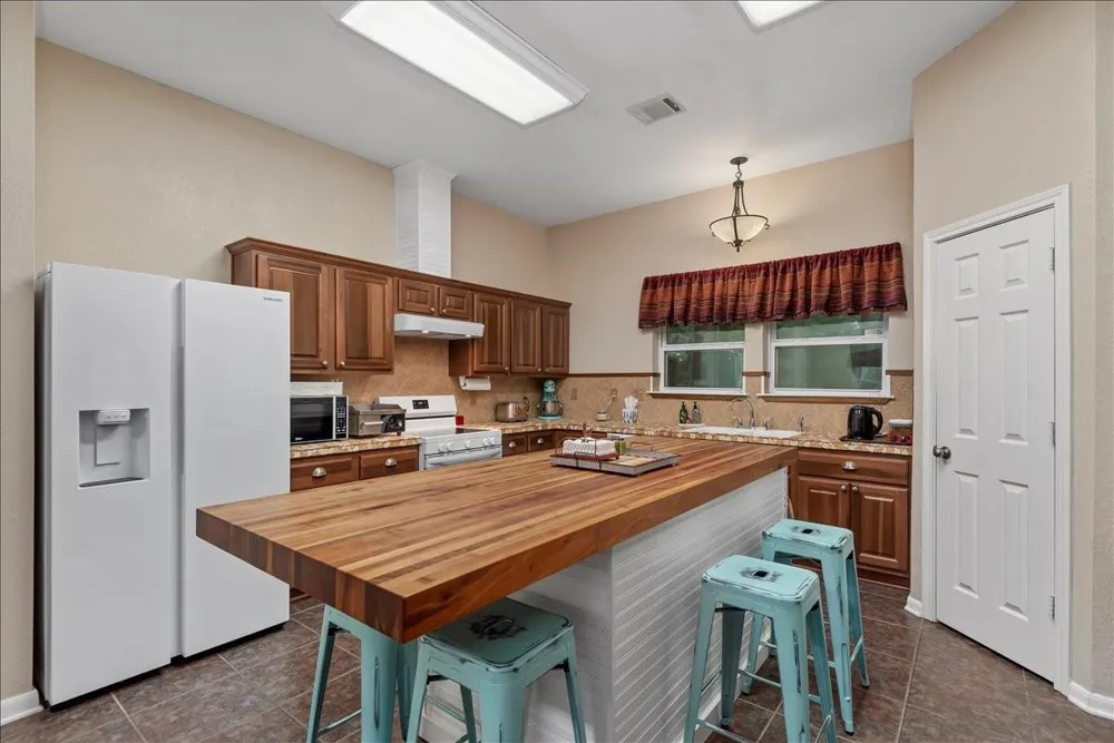 9536 County Road 208 Navasota, TX 77868