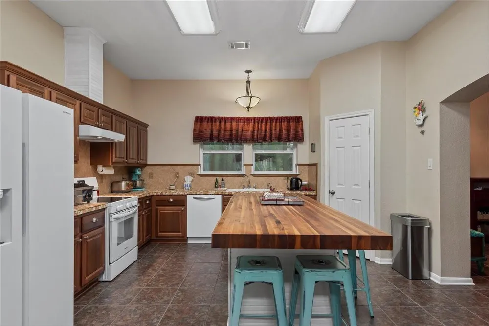 9536 County Road 208 Navasota, TX 77868
