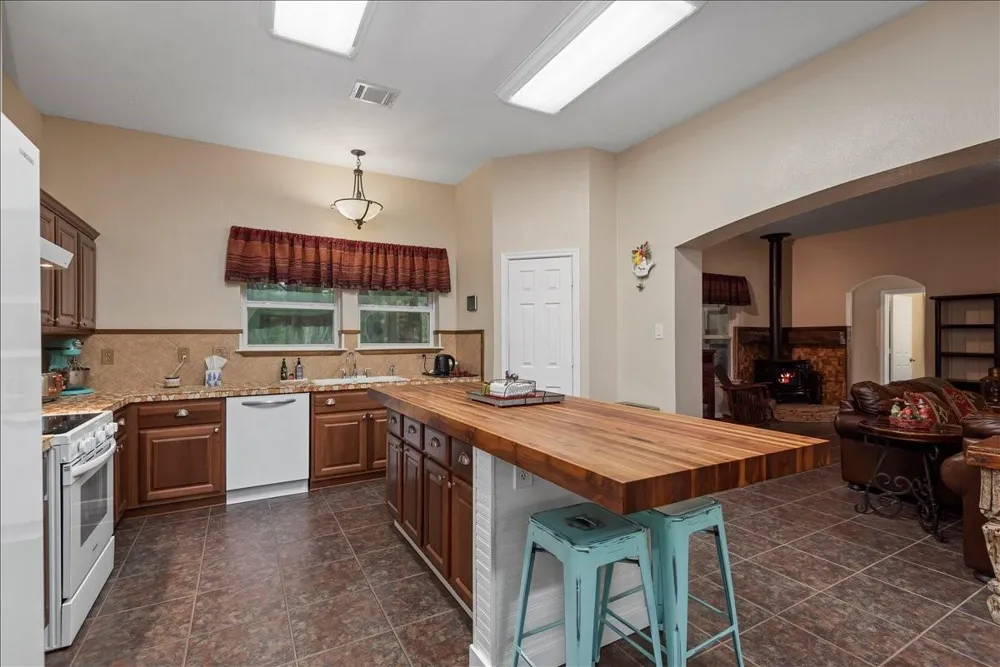 9536 County Road 208 Navasota, TX 77868
