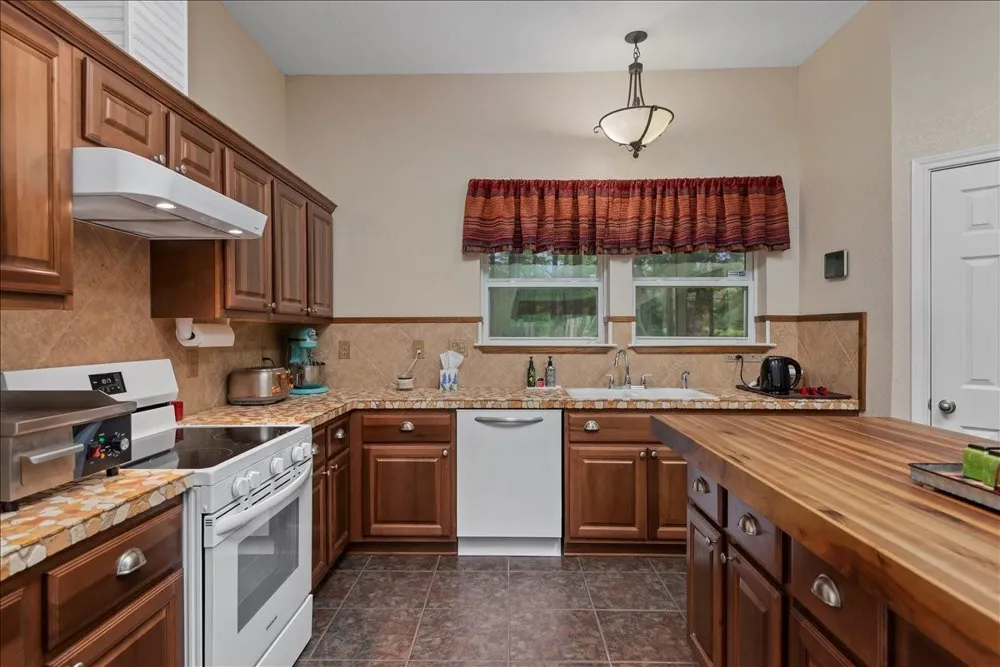 9536 County Road 208 Navasota, TX 77868
