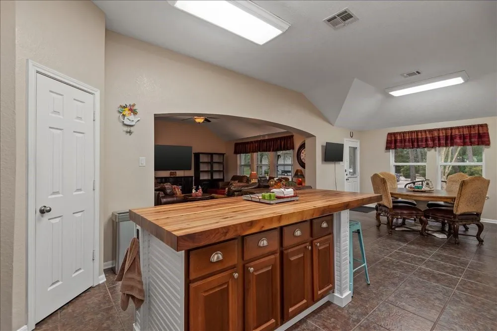 9536 County Road 208 Navasota, TX 77868
