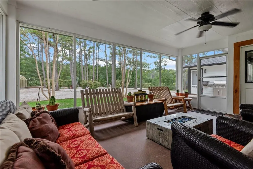 9536 County Road 208 Navasota, TX 77868