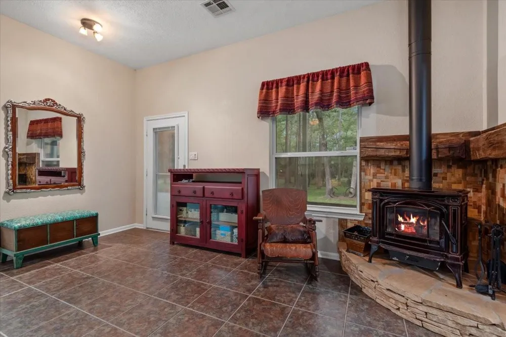 9536 County Road 208 Navasota, TX 77868