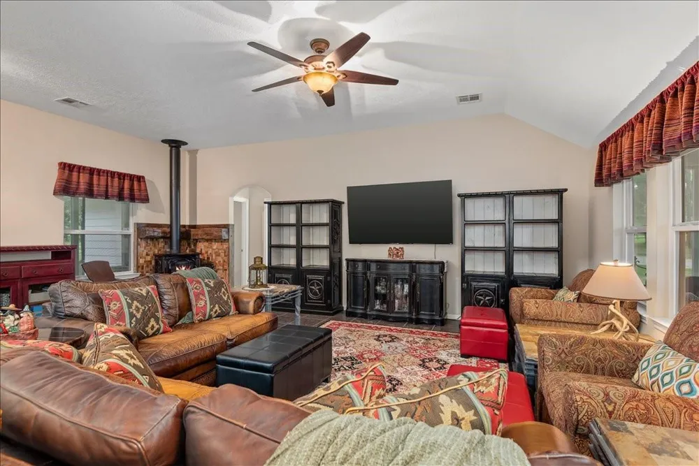 9536 County Road 208 Navasota, TX 77868