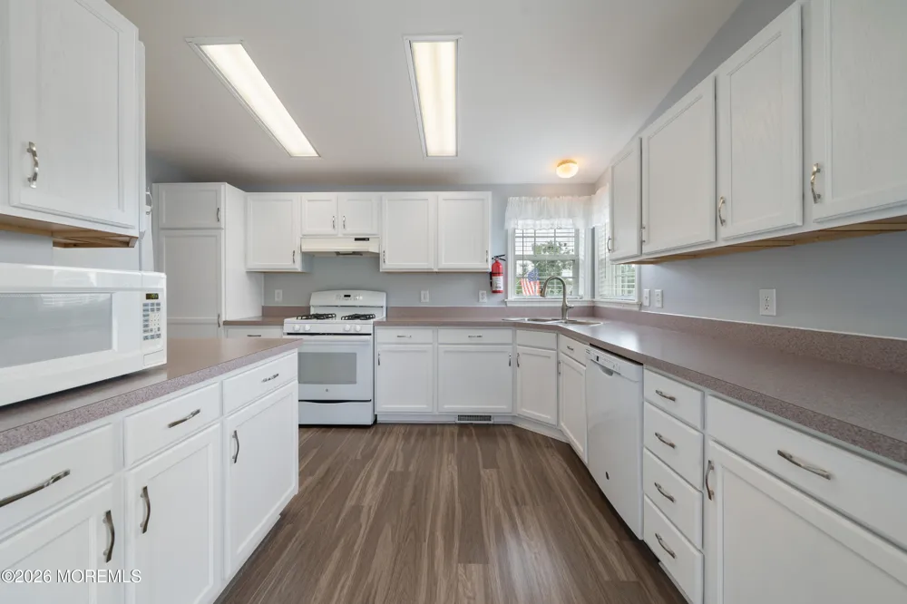 48 Fort Lee Drive Manahawkin, NJ 08050