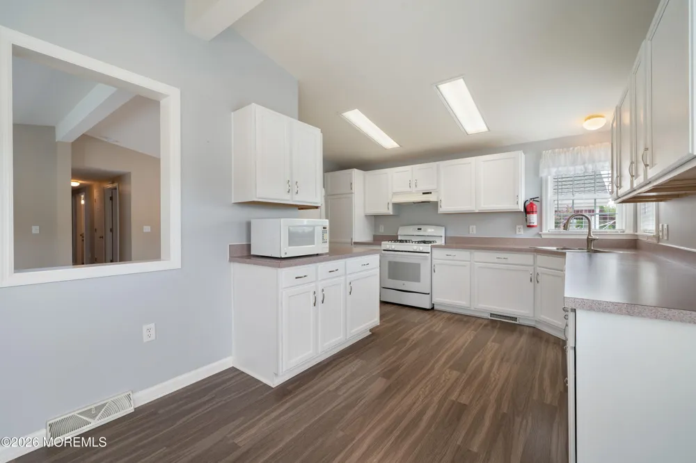 48 Fort Lee Drive Manahawkin, NJ 08050