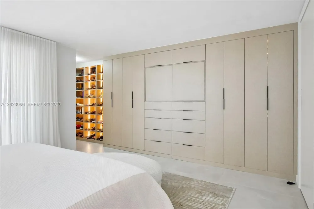 425 Grapetree Dr #211 Key Biscayne, FL 33149