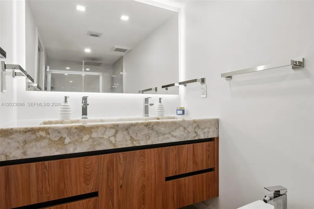 425 Grapetree Dr #211 Key Biscayne, FL 33149