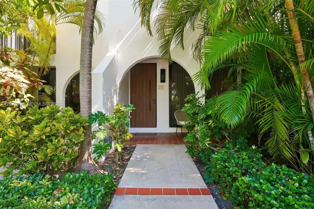 425 Grapetree Dr #211 Key Biscayne, FL 33149