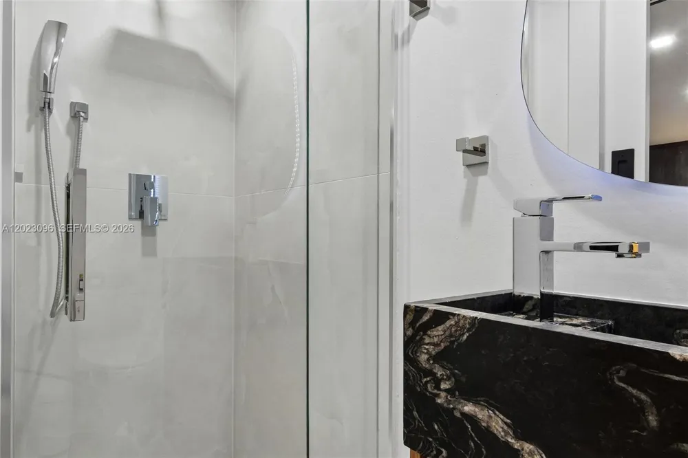 425 Grapetree Dr #211 Key Biscayne, FL 33149