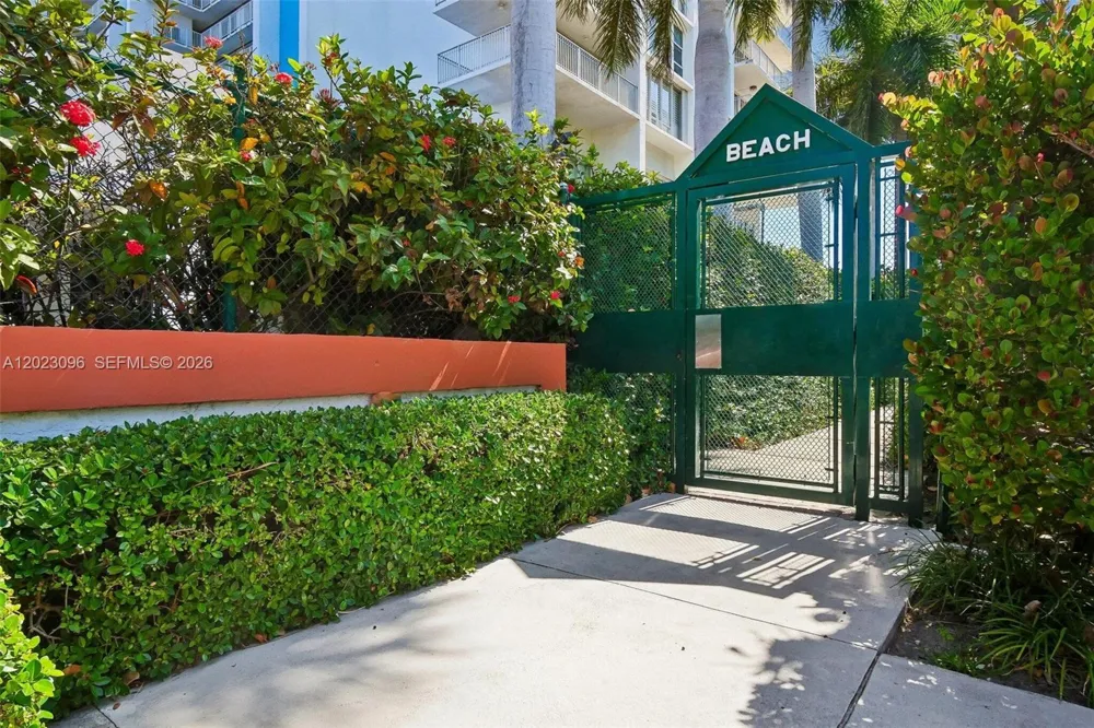 425 Grapetree Dr #211 Key Biscayne, FL 33149