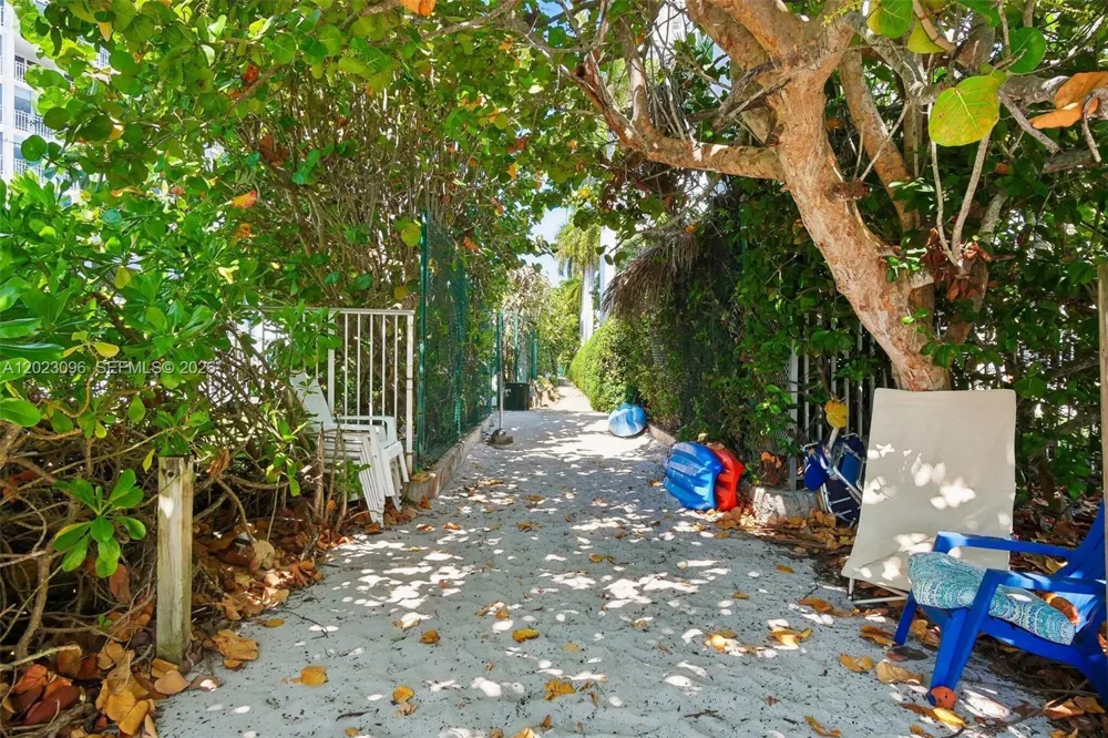 425 Grapetree Dr #211 Key Biscayne, FL 33149