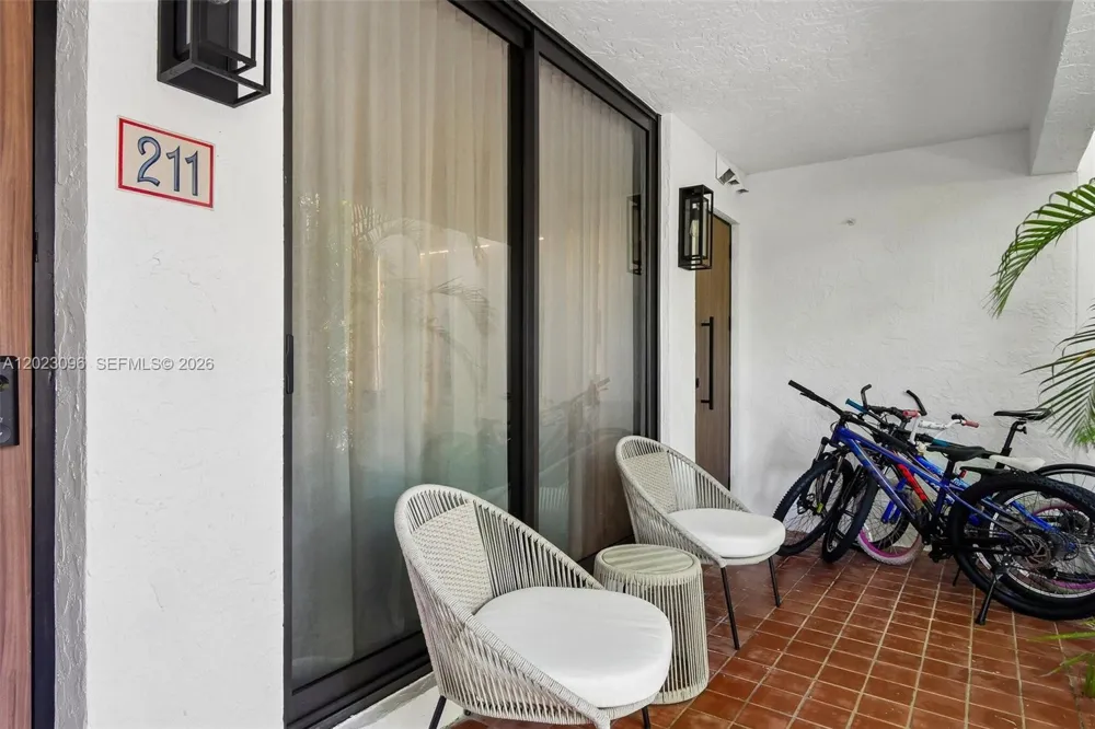 425 Grapetree Dr #211 Key Biscayne, FL 33149