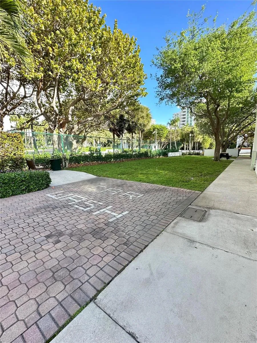 425 Grapetree Dr #211 Key Biscayne, FL 33149
