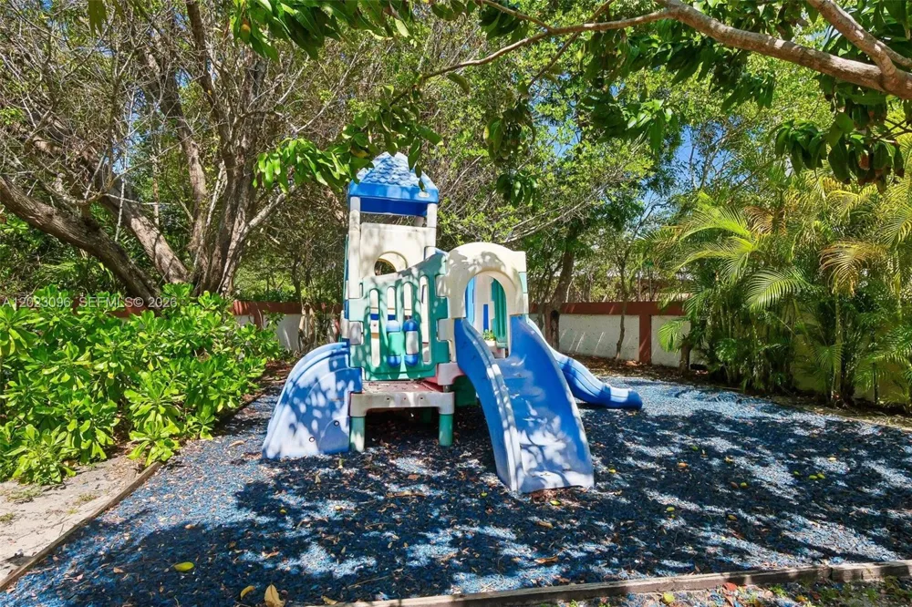 425 Grapetree Dr #211 Key Biscayne, FL 33149