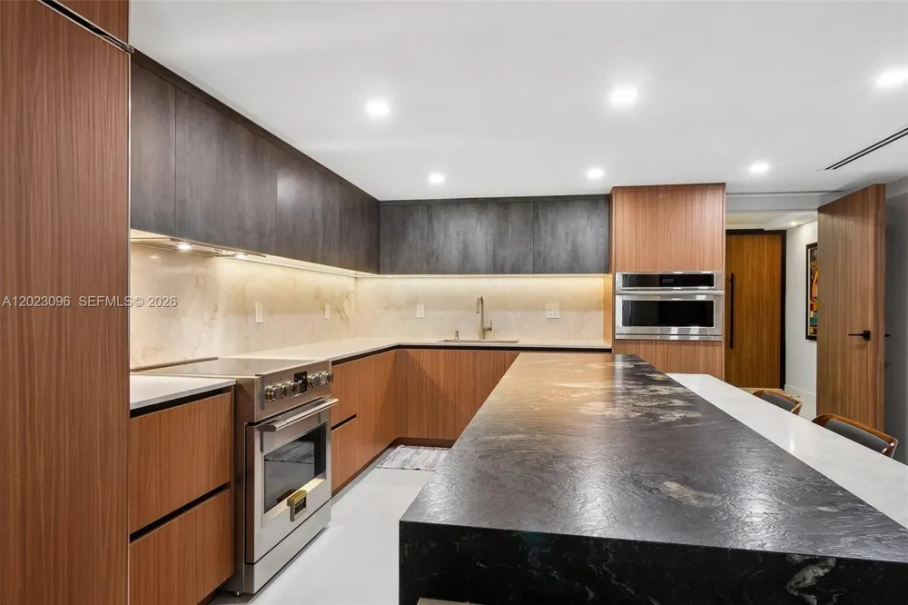 425 Grapetree Dr #211 Key Biscayne, FL 33149