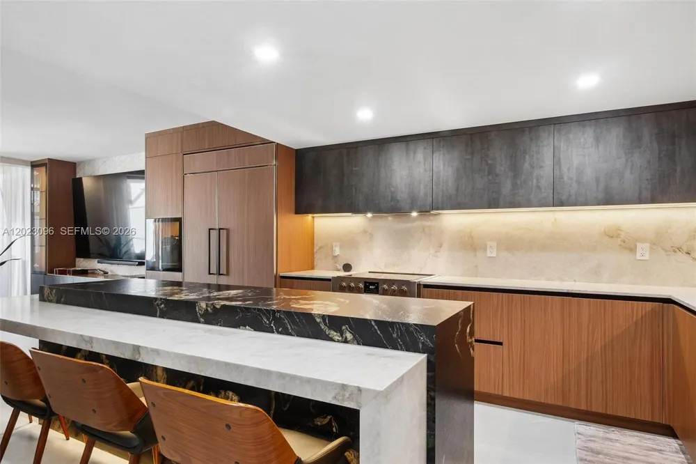 425 Grapetree Dr #211 Key Biscayne, FL 33149