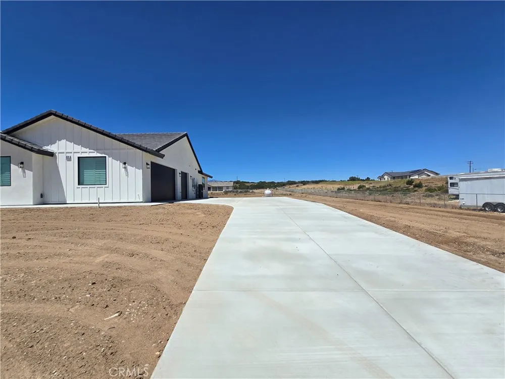 6224 Outpost Oak Hills, CA 92344