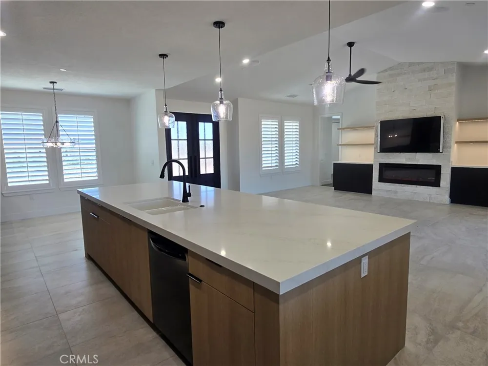 6224 Outpost Oak Hills, CA 92344