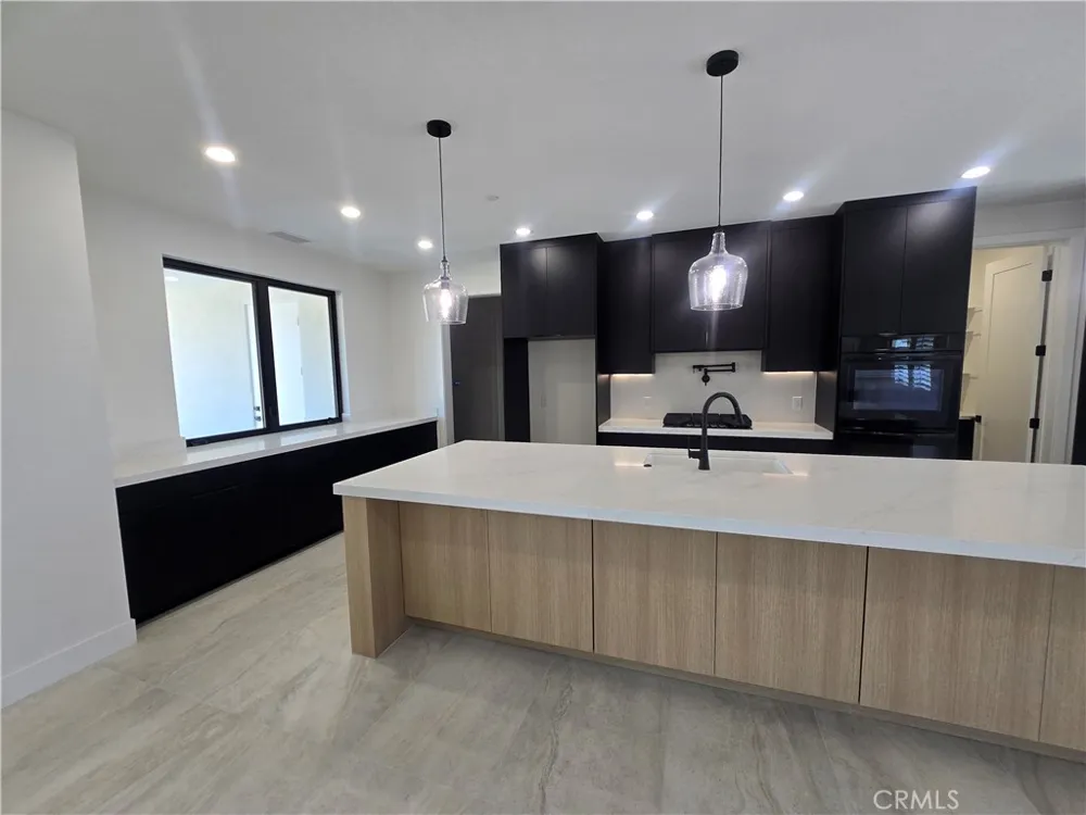 6224 Outpost Oak Hills, CA 92344