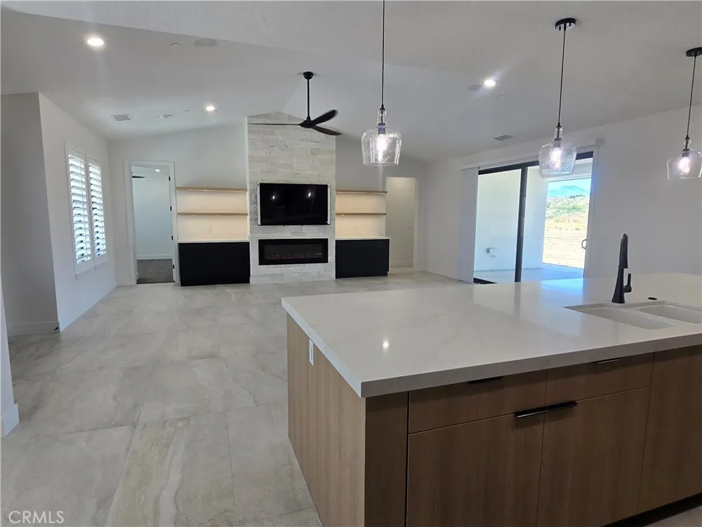 6224 Outpost Oak Hills, CA 92344
