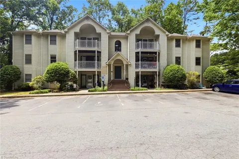 5934 W Friendly Avenue #J