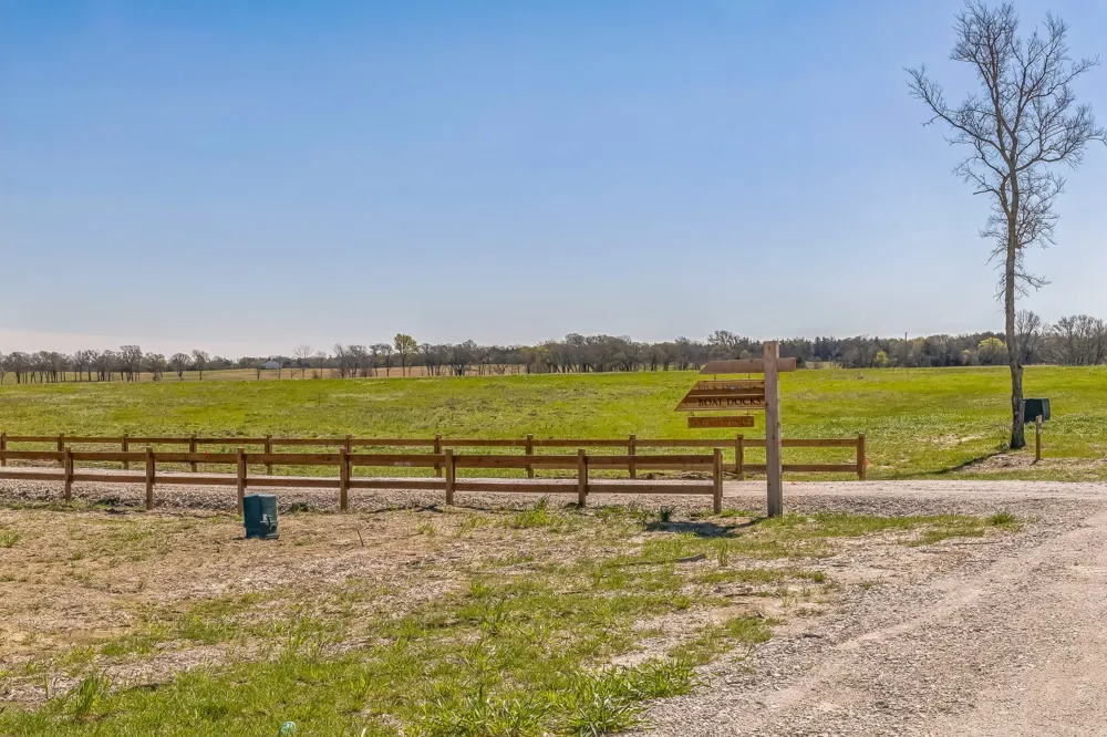 220 Lakeshore Lane Windom, TX 75492