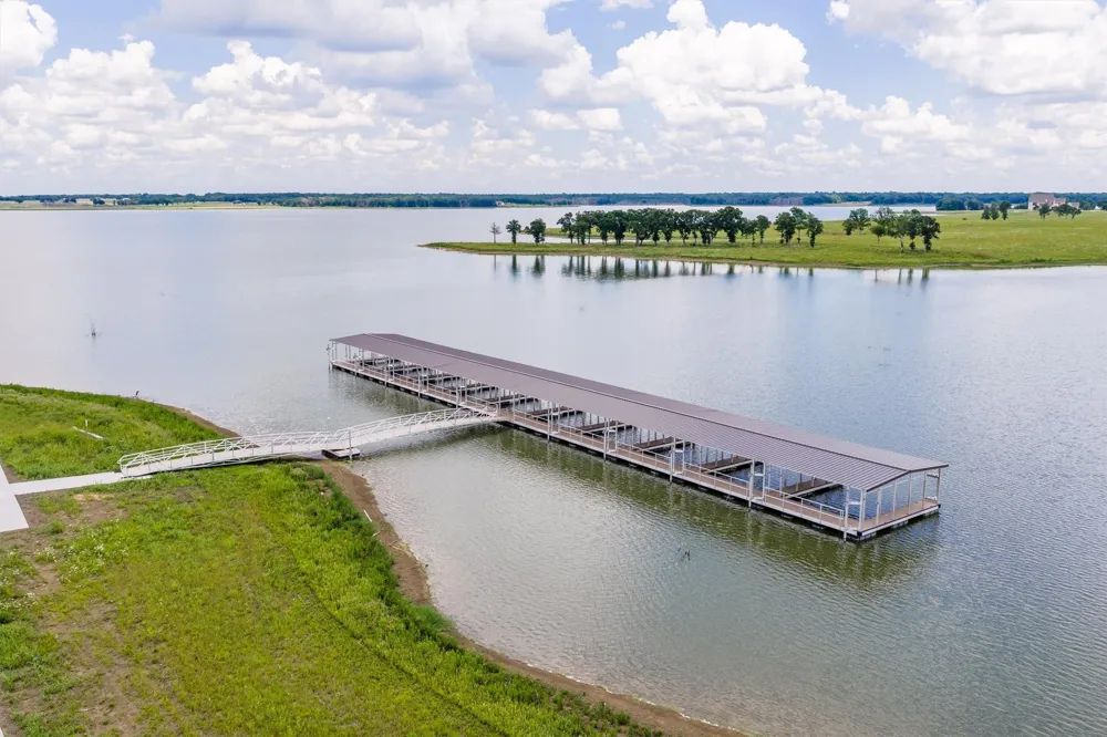 220 Lakeshore Lane Windom, TX 75492