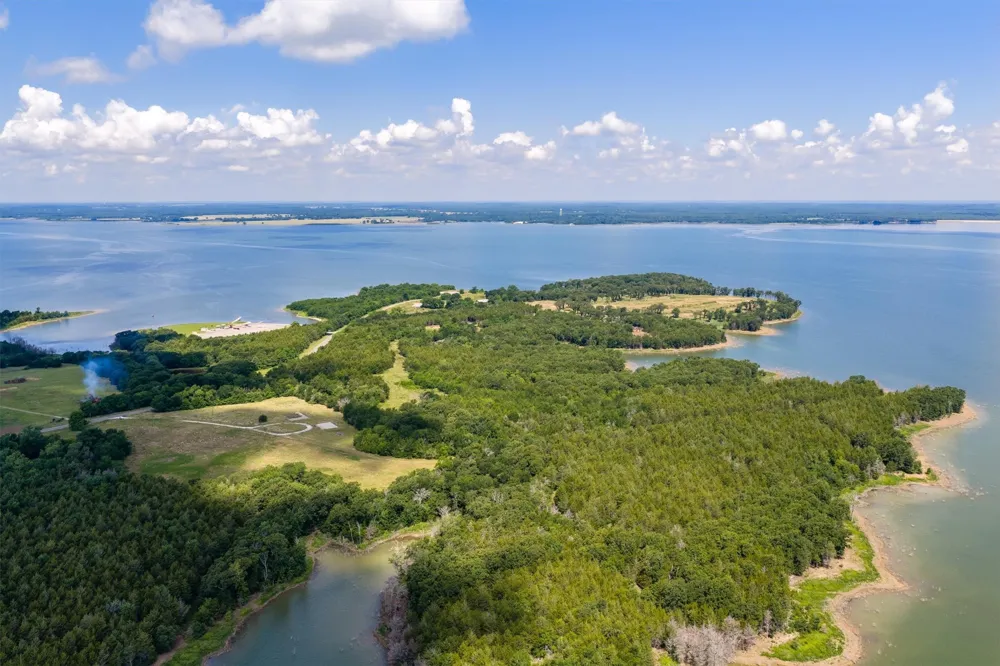 220 Lakeshore Lane Windom, TX 75492