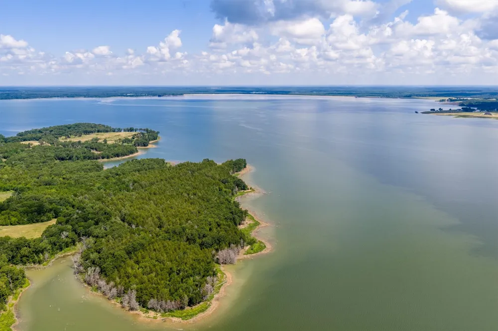 220 Lakeshore Lane Windom, TX 75492